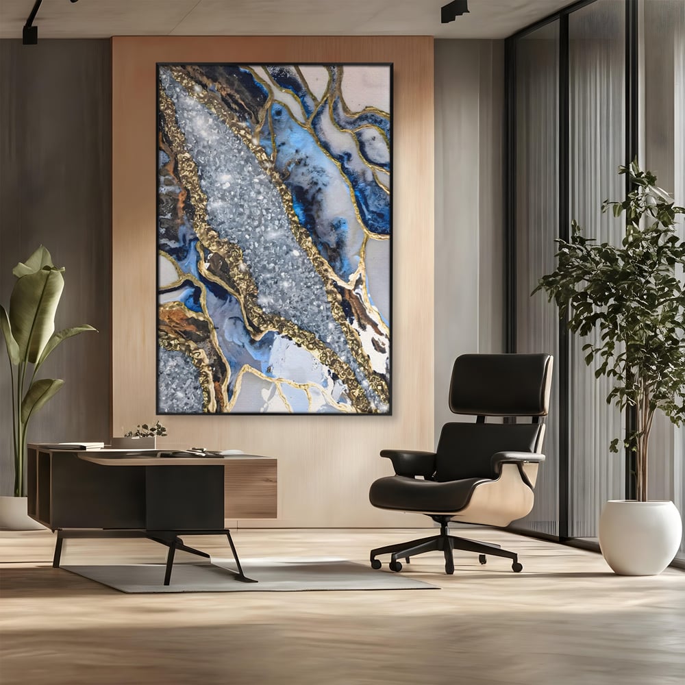 Tablou canvas cu pictura abstracta cu textura de marmura si detalii aurii, in rama de aluminiu negru, pe perete intr-un birou